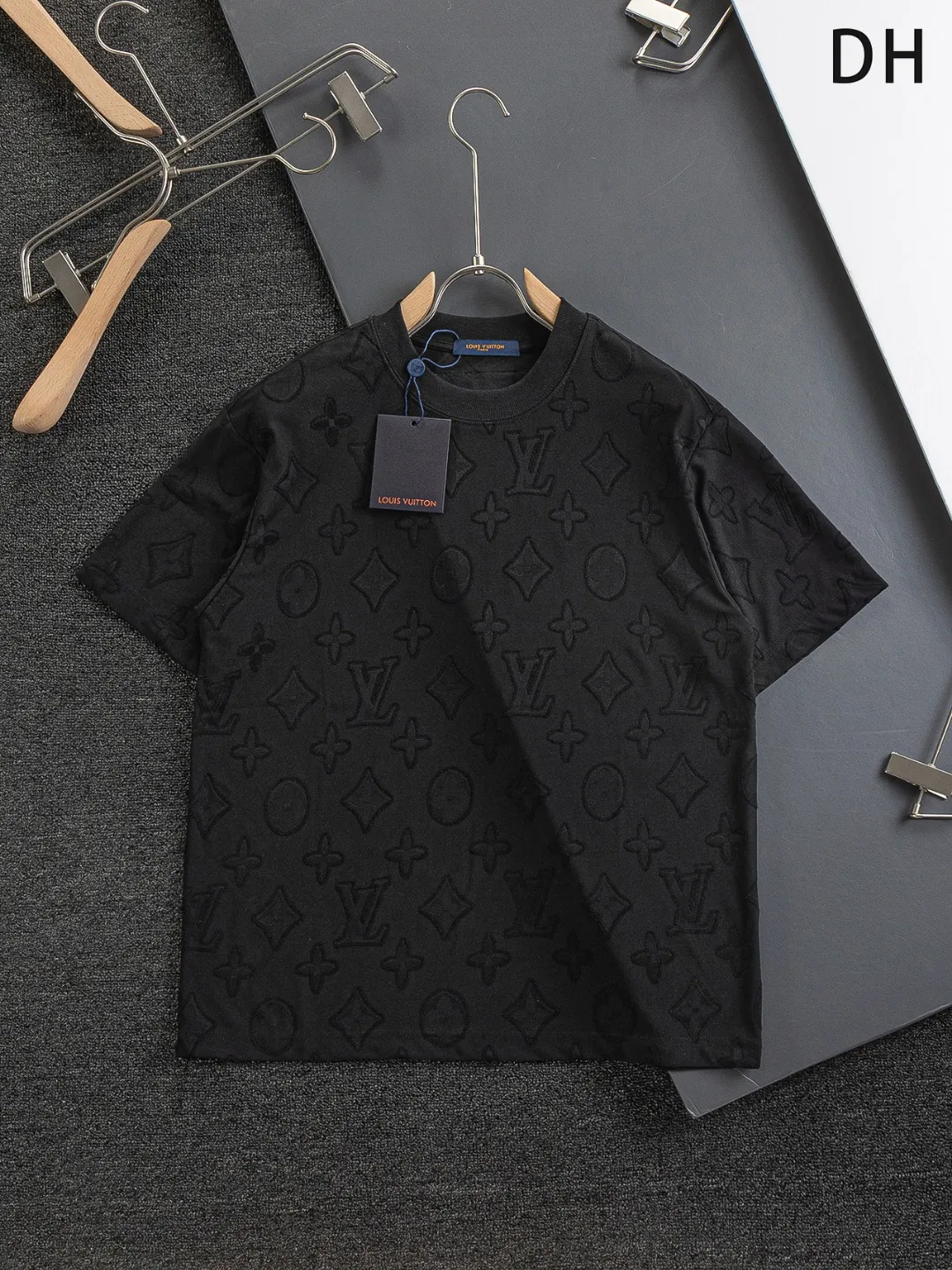 🅿️210 Louis Vuitton Louis Vuitton 1V Lujia slightly wide version S-XL LV25SS new product counter has new models at the same time, clover presbyopia letters all over the jacquard large logo letters 🪡 embroidered round neck short-sleeved T-shirt, the same style for men and women! Synchronized with the official website, pure cotton fabrics at the counter! It is close to the skin and comfortable, durable and easy to wear. It has a classic and simple logo design and meticulous original craftsmanship. Short-sleeves, a must-have item for men, are not the same as the general public, but must be unique and eye-catching. This LV short-sleeve is all about quality, comfort, the same shape and fashion as always, including the fabric and cutting process. All efforts have been made! 320 grams of washed pure cotton fabric, pure cotton is breathable, very refreshing and comfortable for daily wear. The rib knitting on the neckline is smooth and tight, and the neckline will not be skewed if you toss it at will. The loose version, you will find that it looks really good on the upper body. The overall is minimalist and neat, super versatile for daily use! Pair it casually with a pair of pants for a youthful look. A T-shirt will make your outfit crazy. It is a fashionable item that can never go wrong! Black, white, size: S-XL Size chart: S: Shoulder width 50-Bust 54-Length 70 M: Shoulder width 52-Bust 56.5-Length 72 L: Shoulder width 54-Bust 59-Length 74 XL: Shoulder width 56-Bust 61.5-Length 76